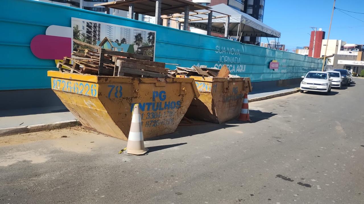 Caçambas da PG Entulhos instaladas em uma obra