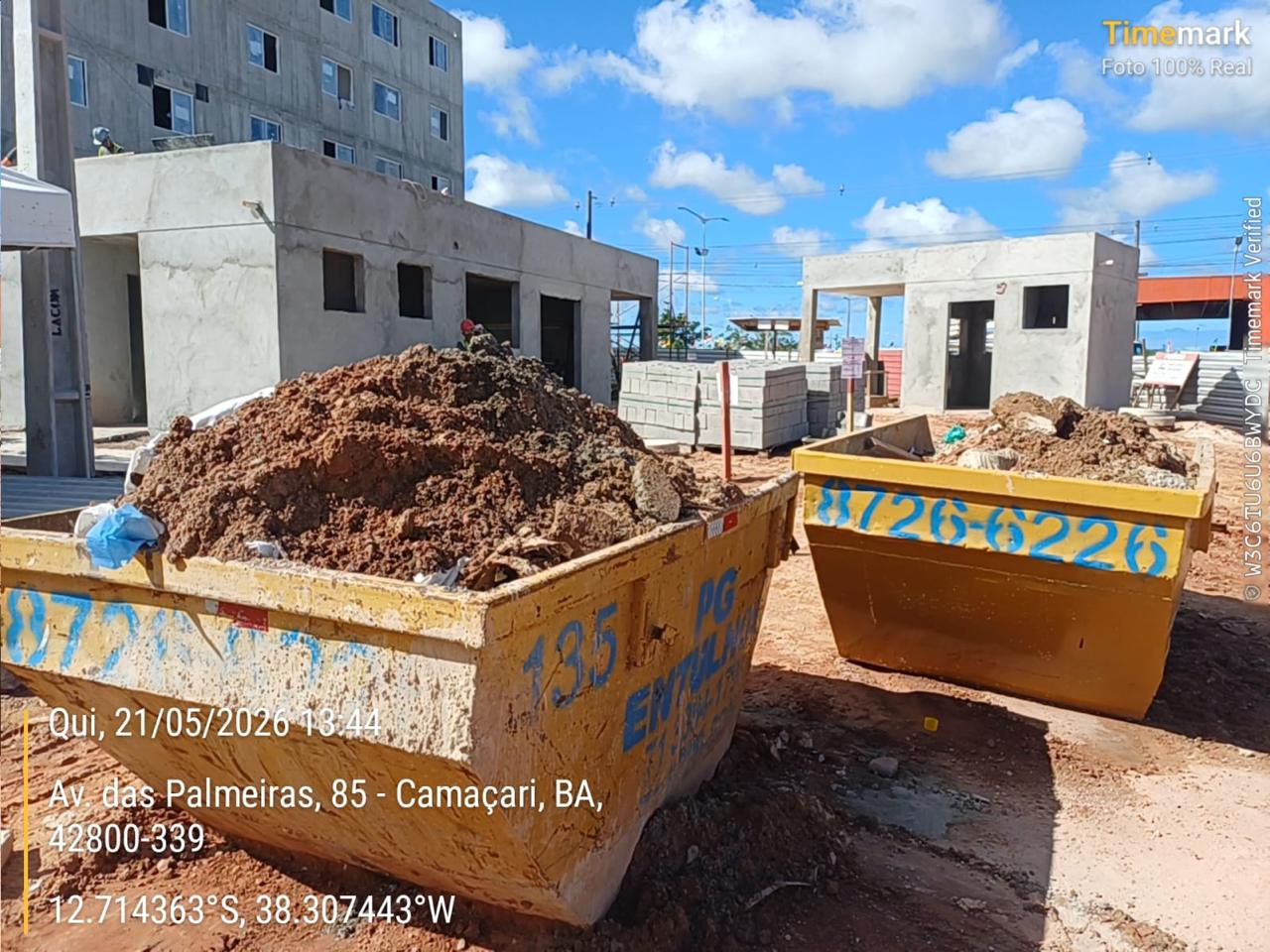 Caçambas da PG Entulhos posicionadas em uma obra
