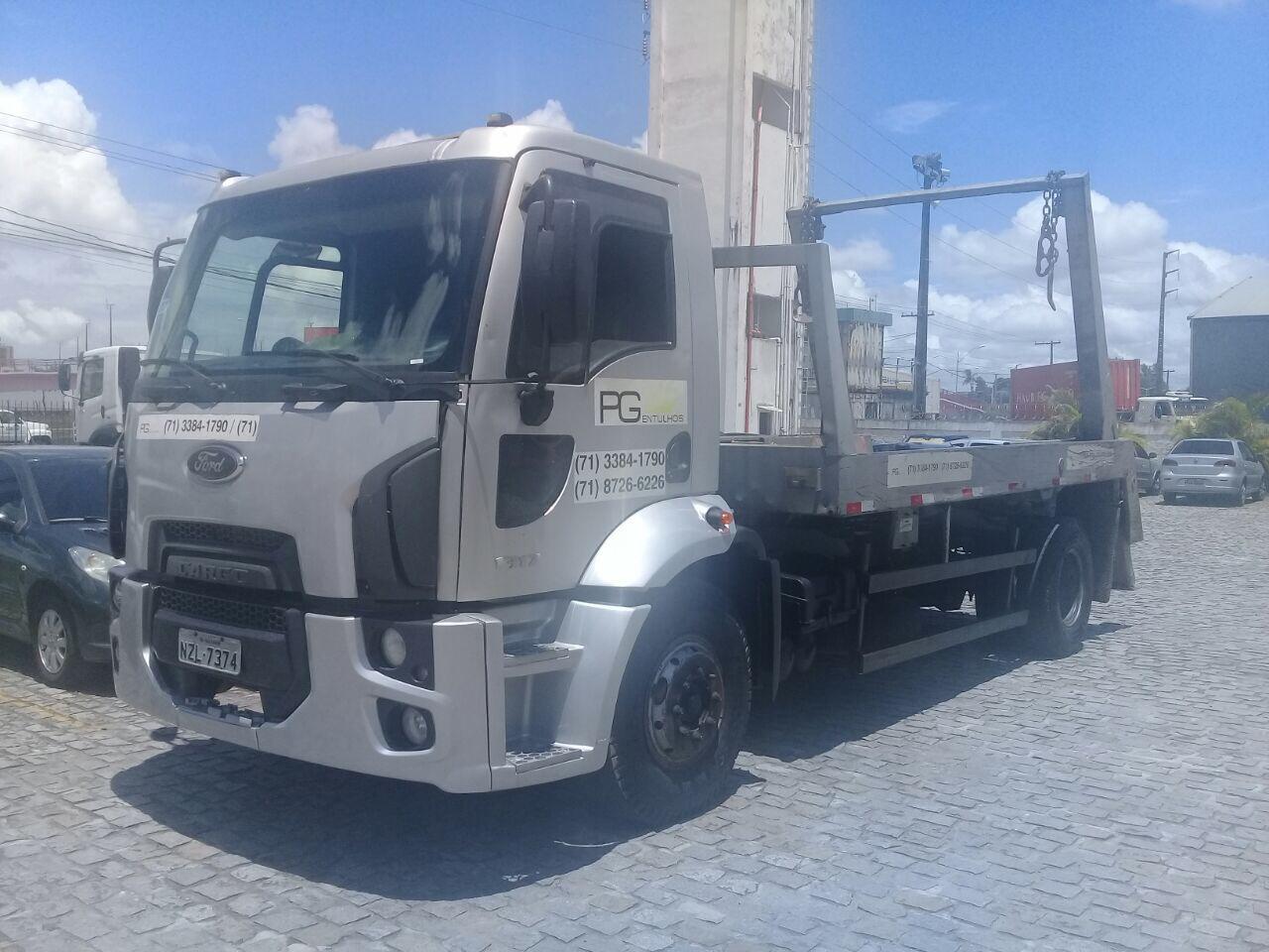 Caminhão da PG Entulhos preparado para atendimento a obras