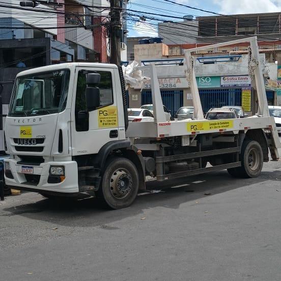 Caminhão Iveco plotado da PG Entulhos