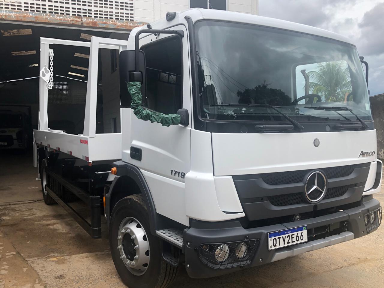 Caminhão Mercedes da frota própria da PG Entulhos