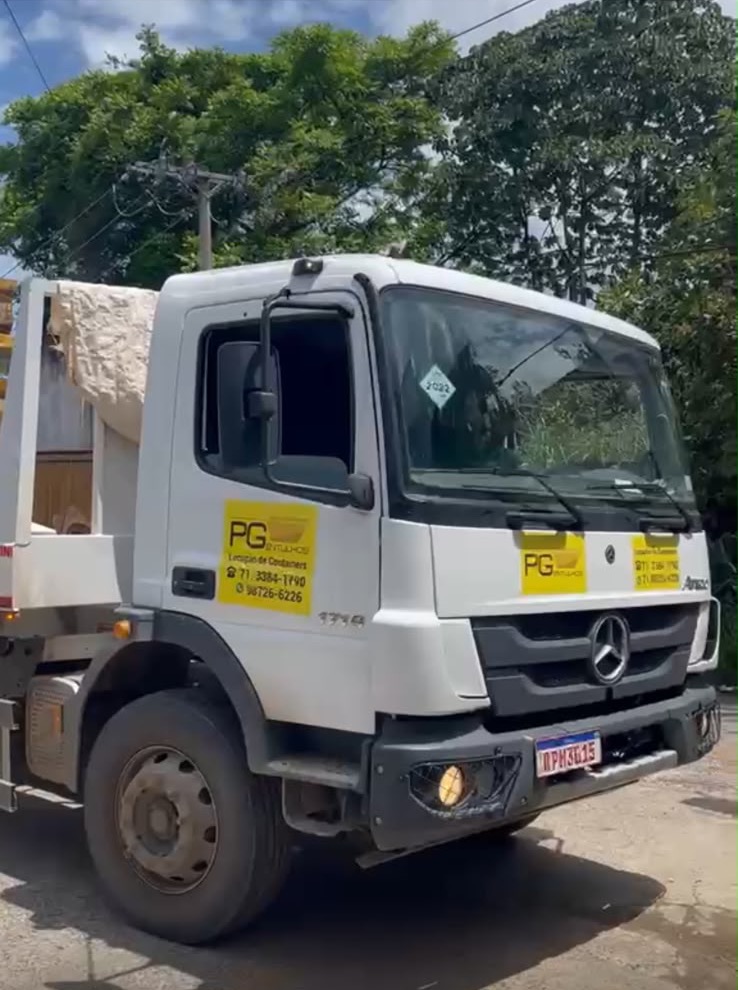 Caminhão Mercedes plotado da frota própria da PG Entulhos